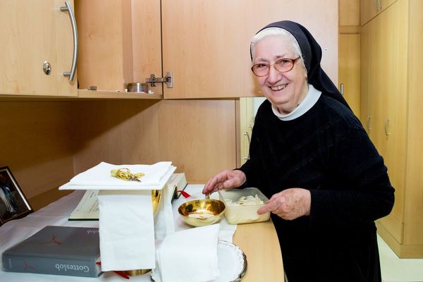 Das Bild zeigt eine Ordenschwester