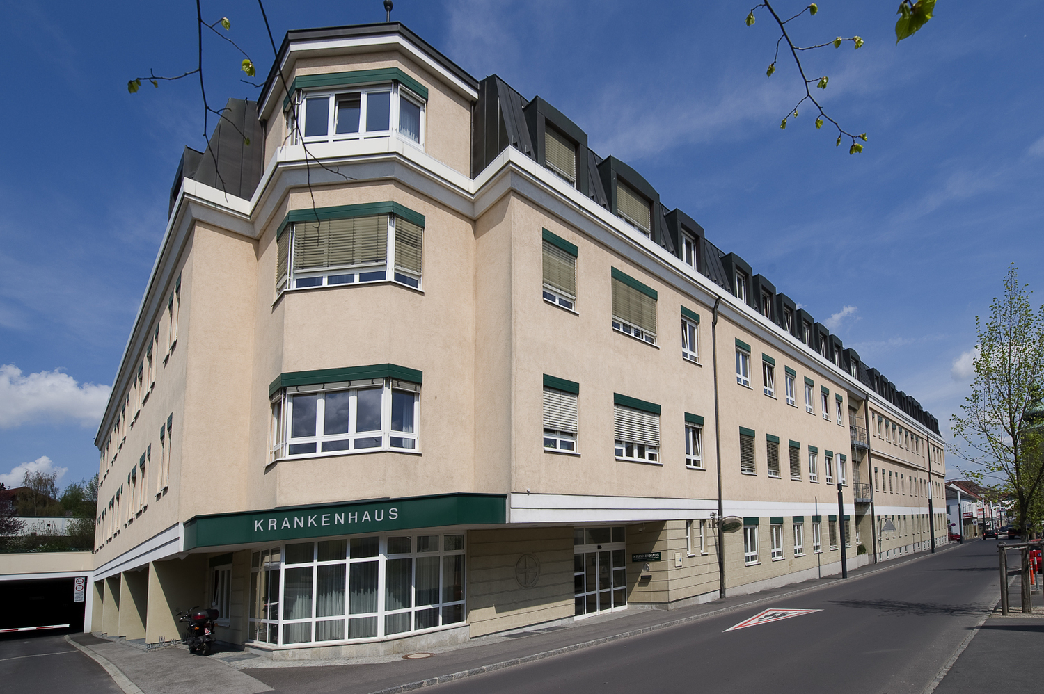 Das Bild zeigt das Gebäude der Kreuzschwestern Sierning.