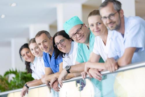 Das Bild zeigt Pflegepersonal.